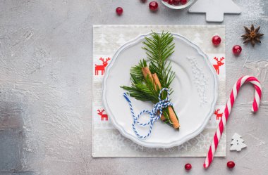 Bir Noel ağacı ve tarçın bir buket. Noel bonbonniere. Xmas dekor tablo. Komik peçete reindeers Noel Baba ile. Düz yatıyordu, en iyi görünümü