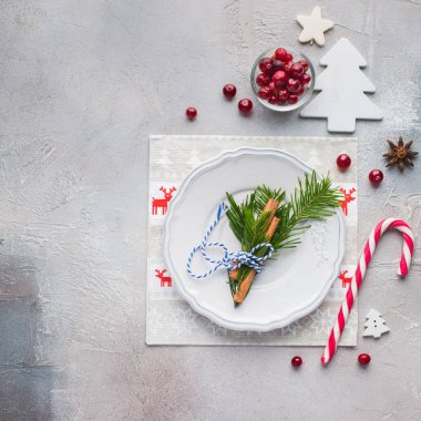 Bir Noel ağacı ve tarçın bir buket. Noel bonbonniere. Xmas dekor tablo. Komik peçete reindeers Noel Baba ile. Düz yatıyordu, en iyi görünümü