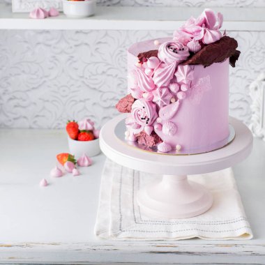 Güzel bir çikolata pasta peynir krem, meringues ve çikolata çiçek hafif bir antika arka plan ile. Provence stili. Bir düğün pastası veya doğum günü pastası için orijinal fikir.