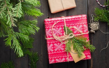 Xmas arka plan dekorasyon, Noel ağacı ve hediye kutuları ahşap tahta üzerinde. Düz yatıyordu, en iyi görünümü