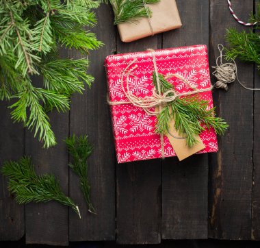 Xmas arka plan dekorasyon, Noel ağacı ve hediye kutuları ahşap tahta üzerinde. Düz yatıyordu, en iyi görünümü