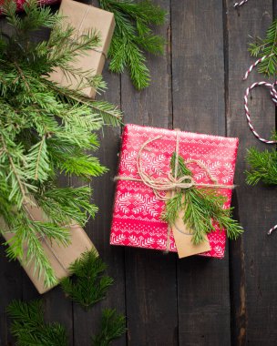 Xmas arka plan dekorasyon, Noel ağacı ve hediye kutuları ahşap tahta üzerinde. Düz yatıyordu, en iyi görünümü