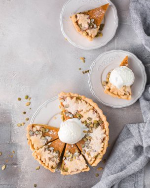 Tohum ile dikişli Amerikan kabak pasta pudra şekeri bir gri hafif beton zemin üzerine. Çocuk oyuncağı. Uzay kopyalayın. Metin için boş alan görüntüleyin. Metin için yer. Düz yatıyordu, en iyi görünümü