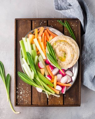Geleneksel klasik humus nohut, zeytin yağı ve baharat. Taze sebze ile devam eder: kereviz, turp, havuç, taze yeşil yabani soğan ve tam tahıllı ekmek kırıntıları. Yararlı diyet çerez. 