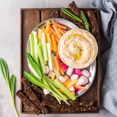 Geleneksel klasik humus nohut, zeytin yağı ve baharat. Taze sebze ile devam eder: kereviz, turp, havuç, taze yeşil yabani soğan ve tam tahıllı ekmek kırıntıları. Yararlı diyet çerez. 