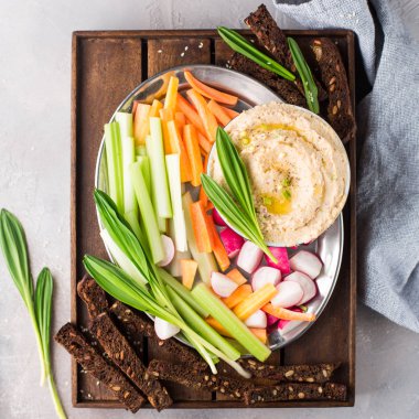 Geleneksel klasik humus nohut, zeytin yağı ve baharat. Taze sebze ile devam eder: kereviz, turp, havuç, taze yeşil yabani soğan ve tam tahıllı ekmek kırıntıları. Yararlı diyet çerez. 