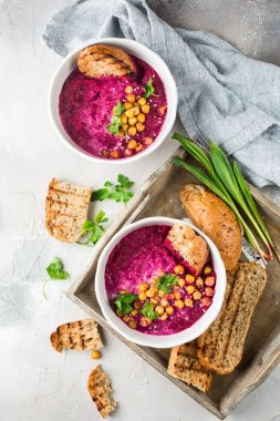 Pancar çorbası Hindistan cevizi sütü, pişmiş nohut, susam, gri beton zemin üzerine maydanoz ile krem. Pişmiş nohut baharatlar ile. Yararlı diyet çerez ve öğle yemeği. Metin için yer. Düz yatıyordu, en iyi görünümü