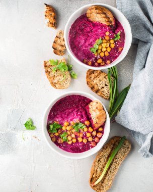 Pancar çorbası Hindistan cevizi sütü, pişmiş nohut, susam, gri beton zemin üzerine maydanoz ile krem. Pişmiş nohut baharatlar ile. Yararlı diyet çerez ve öğle yemeği. Metin için yer. Düz yatıyordu, en iyi görünümü