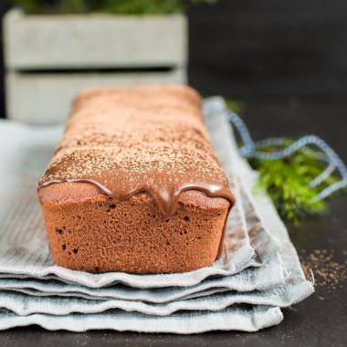 Bir çok çikolatalı kek ile koyu çikolata kaplı ve kakao ile serpilir. Ahşap koyu arka plan üzerinde. Taze kızılcık, mükemmel serin Noel tatlısı ile dekore edilmiş