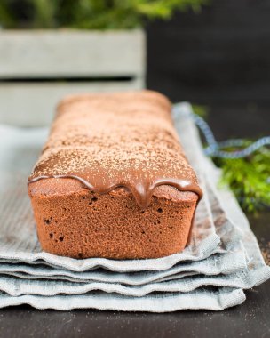Bir çok çikolatalı kek ile koyu çikolata kaplı ve kakao ile serpilir. Ahşap koyu arka plan üzerinde. Taze kızılcık, mükemmel serin Noel tatlısı ile dekore edilmiş