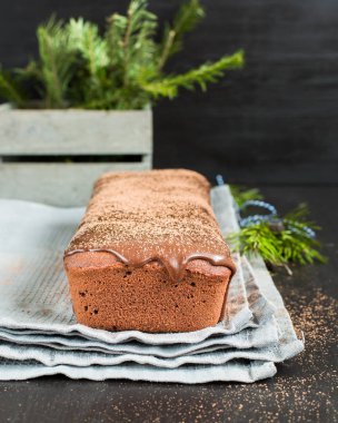 Bir çok çikolatalı kek ile koyu çikolata kaplı ve kakao ile serpilir. Ahşap koyu arka plan üzerinde. Taze kızılcık, mükemmel serin Noel tatlısı ile dekore edilmiş