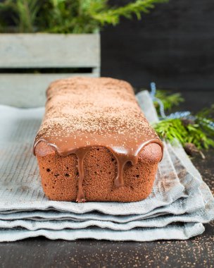 Bir çok çikolatalı kek ile koyu çikolata kaplı ve kakao ile serpilir. Ahşap koyu arka plan üzerinde. Taze kızılcık, mükemmel serin Noel tatlısı ile dekore edilmiş