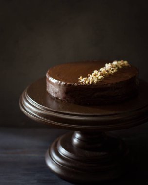 Karanlık bir ahşap zemin üzerine fındık ile klasik elma çikolatalı pasta. Uzay kopyalayın. Metin için boş alan görüntüleyin. Metin için yer. Gıda fotoğraf. Düz yatıyordu, en iyi görünümü
