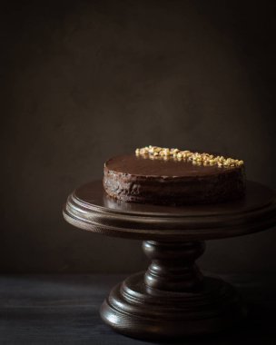 Karanlık bir ahşap zemin üzerine fındık ile klasik elma çikolatalı pasta. Uzay kopyalayın. Metin için boş alan görüntüleyin. Metin için yer. Gıda fotoğraf. Düz yatıyordu, en iyi görünümü
