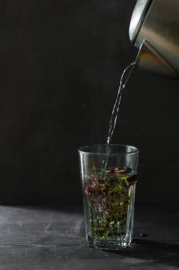 Sıcak nane çayı ile limon, bal ve bir bardak çilek bir halı ve kitap ile soğuk sezonda çok iyidir. Çay Buhar çok güzelmiş)