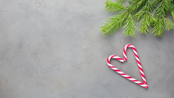 Corazón Navidad Dos Bastones Caramelo Rojo Blanco Sobre Fondo Hormigón — Foto de Stock