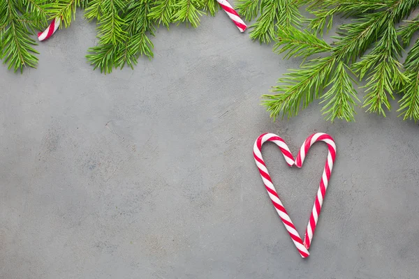 Corazón Navidad Dos Bastones Caramelo Rojo Blanco Sobre Fondo Hormigón — Foto de Stock