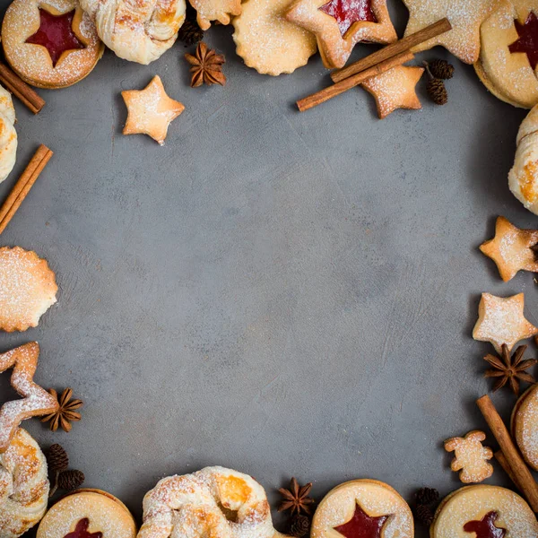 Galletas Caseras Jengibre Con Mermelada Fresa Sobre Fondo Hormigón Gris — Foto de Stock