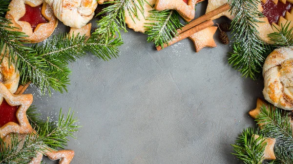 Ingwer Hausgemachte Plätzchen Mit Erdbeermarmelade Auf Grauem Betongrund Mit Weihnachtsbaum — Stockfoto