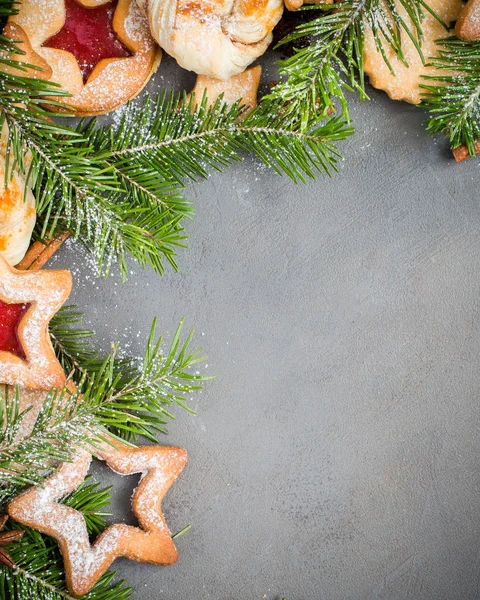 生姜自制饼干与草莓果酱在灰色的混凝土背景与圣诞树 使用复制空间查看 顶部视图 圣诞节边框 水平横幅 网页大小 — 图库照片