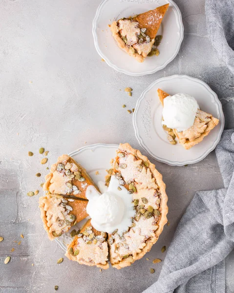 Tohum ile dikişli Amerikan kabak pasta pudra şekeri bir gri hafif beton zemin üzerine. Çocuk oyuncağı. Uzay kopyalayın. Metin için boş alan görüntüleyin. Metin için yer. Düz yatıyordu, en iyi görünümü