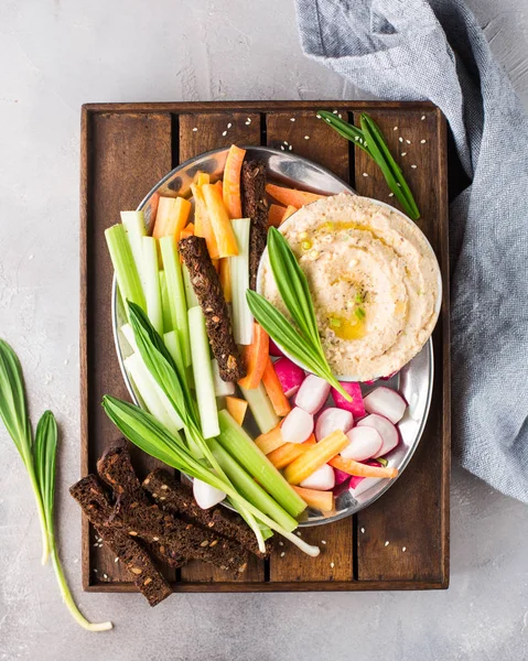 Geleneksel klasik humus nohut, zeytin yağı ve baharat. Taze sebze ile devam eder: kereviz, turp, havuç, taze yeşil yabani soğan ve tam tahıllı ekmek kırıntıları. Yararlı diyet çerez. 