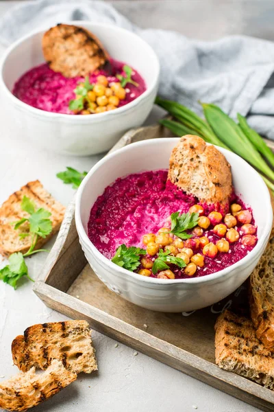 Pancar çorbası Hindistan cevizi sütü, pişmiş nohut, susam, gri beton zemin üzerine maydanoz ile krem. Pişmiş nohut baharatlar ile. Yararlı diyet çerez ve öğle yemeği. Metin için yer. Düz yatıyordu, en iyi görünümü