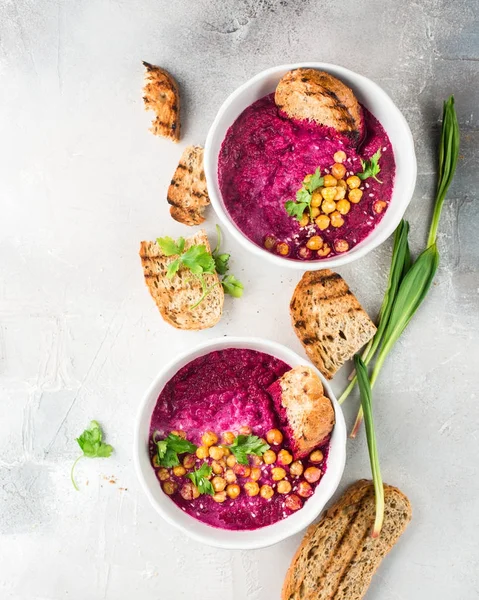 Pancar çorbası Hindistan cevizi sütü, pişmiş nohut, susam, gri beton zemin üzerine maydanoz ile krem. Pişmiş nohut baharatlar ile. Yararlı diyet çerez ve öğle yemeği. Metin için yer. Düz yatıyordu, en iyi görünümü