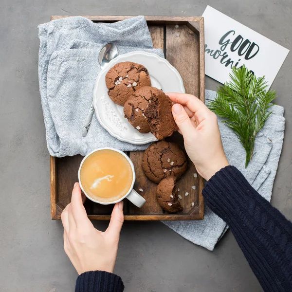 Mükemmel lezzetli breakfast!) Koyu çikolata ve deniz pembe Himalaya tuzu ve gri beton zemin üzerine kahve fincan çikolatalı kurabiye. En iyi kahverengi tereyağı kurabiye. 