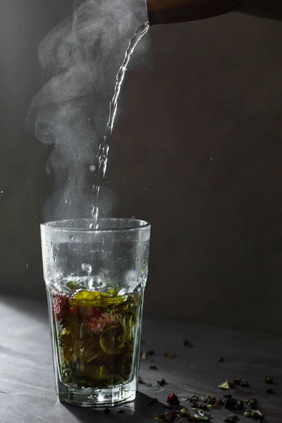 Гарячий Ятний Чай Лимоном Медом Ягодами Склянці Дуже Добре Холодну — стокове фото