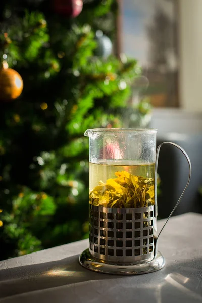 Limon, bal ve çilek ile sıcak nane çayı bir halı ve kitap ile soğuk sezonda çok iyidir. Çay Buhar çok güzelmiş)