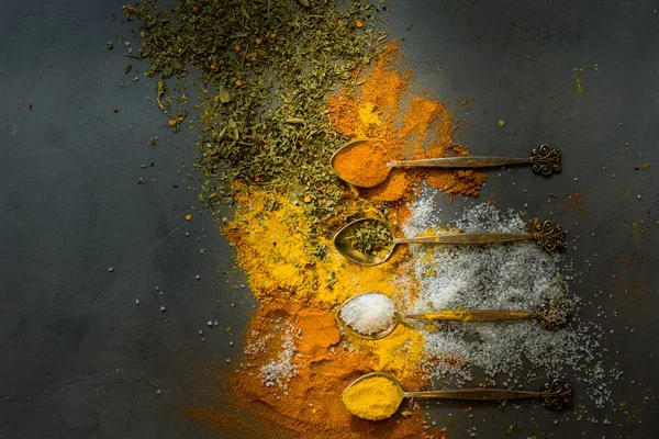 Bright Kryddor Vintage Skedar Saffran Salt Oregano Rosmarin Röd Chilipeppar — Stockfoto