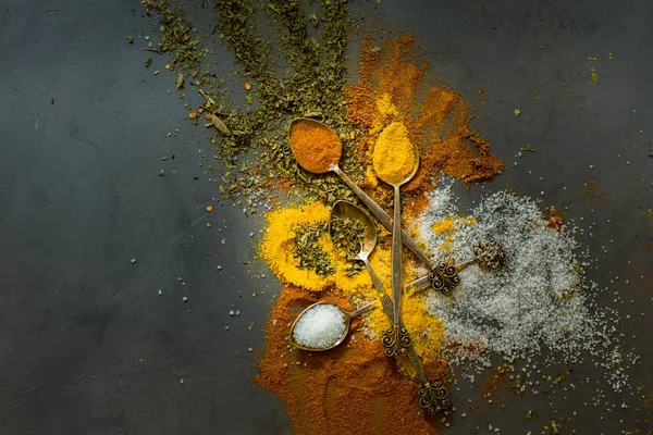 Bright Kryddor Vintage Skedar Saffran Salt Oregano Rosmarin Röd Chilipeppar — Stockfoto