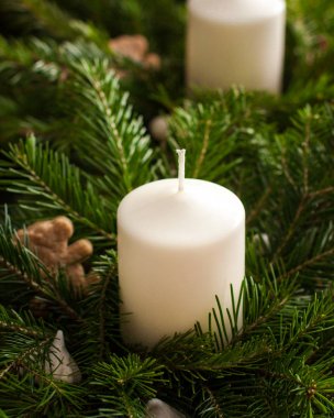 Noel kartı. Beyaz arka plan şenlikli dekorasyon yeşil bir Noel ağacına mumlar. Noel masa dekorasyon. Ev yapımı hediyeler