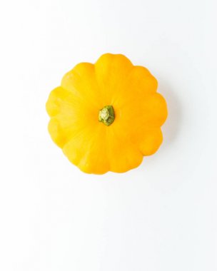 Küçük sarı kabak yapılmış yaratıcı düzeni (desen). Düz yatıyordu. Gıda kavramı. Beyaz arka plan üzerinde izole sebze. Sebze arka plan