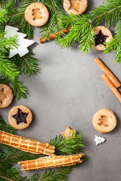 生姜自制饼干与草莓果酱在灰色的混凝土背景与圣诞树 使用复制空间查看 顶部视图 圣诞节边框 — 图库照片