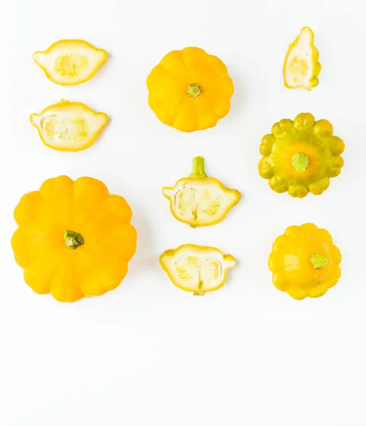 Diseño Creativo Patrón Hecho Pequeñas Calabazas Amarillas Acostado Concepto Comida —  Fotos de Stock