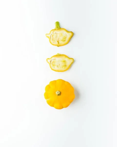 Diseño Creativo Patrón Hecho Pequeñas Calabazas Amarillas Acostado Concepto Comida — Foto de Stock