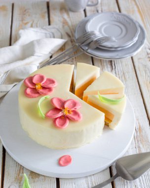 Hafif ahşap bir arka plan üzerinde çikolata çiçek Mus havuç turuncu pasta. Yaz çiçek