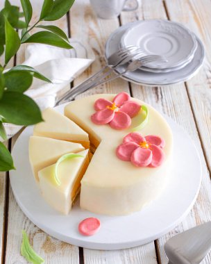 Hafif ahşap bir arka plan üzerinde çikolata çiçek Mus havuç turuncu pasta. Yaz çiçek