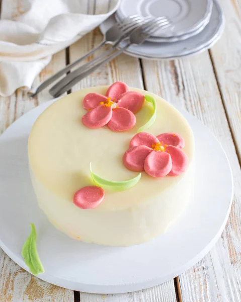 Mousse Carrot Orange Cake Mit Schokoladenblüten Auf Einem Hölzernen Hellen — Stockfoto