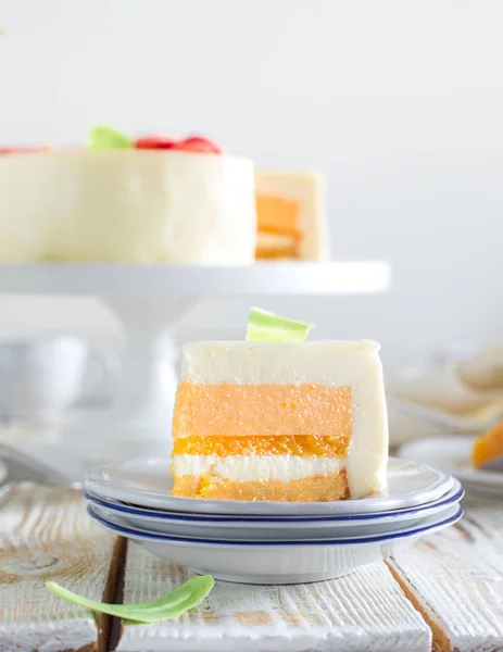 Mousse Carrot Orange Cake Mit Schokoladenblüten Auf Einem Hölzernen Hellen — Stockfoto