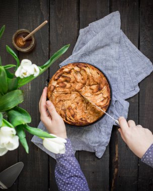 Ahşap arka plan üzerinde elma ile tam buğday unu ile ev yapımı kek. Elleriniz ve çiçekler gıda fotoğraf. Yararlı diyet pişirme. Düz yatıyordu, en iyi görünümü
