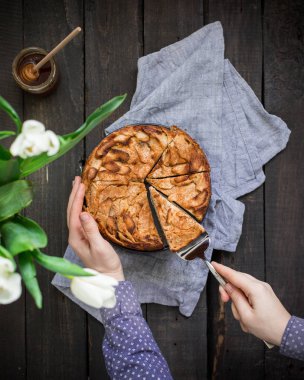 Ahşap arka plan üzerinde elma ile tam buğday unu ile ev yapımı kek. Elleriniz ve çiçekler gıda fotoğraf. Yararlı diyet pişirme. Düz yatıyordu, en iyi görünümü