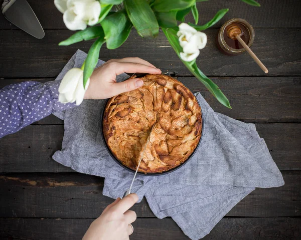 Ahşap arka plan üzerinde elma ile tam buğday unu ile ev yapımı kek. Elleriniz ve çiçekler gıda fotoğraf. Yararlı diyet pişirme. Düz yatıyordu, en iyi görünümü
