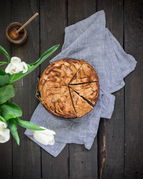 Ahşap arka plan üzerinde elma ile tam buğday unu ile ev yapımı kek. Elleriniz ve çiçekler gıda fotoğraf. Yararlı diyet pişirme. Düz yatıyordu, en iyi görünümü