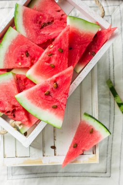  Yaz saati! Işık beyaz bir arka planda yer metin için taze sulu kırmızı karpuz dilimleri. Düz yatıyordu, en iyi görünümü