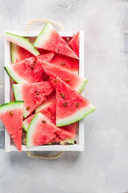  Yaz saati! Işık beyaz bir arka planda yer metin için taze sulu kırmızı karpuz dilimleri. Düz yatıyordu, en iyi görünümü