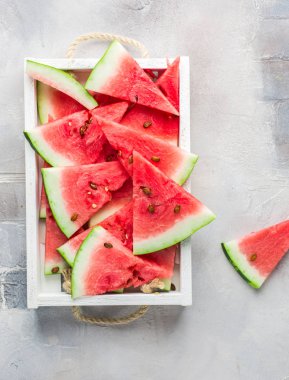  Yaz saati! Işık beyaz bir arka planda yer metin için taze sulu kırmızı karpuz dilimleri. Düz yatıyordu, en iyi görünümü