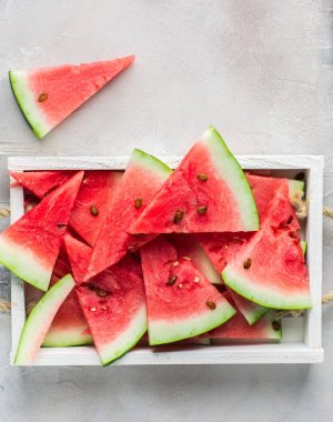  Yaz saati! Işık beyaz bir arka planda yer metin için taze sulu kırmızı karpuz dilimleri. Düz yatıyordu, en iyi görünümü